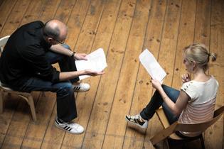 Schrijvers in opleiding lezend